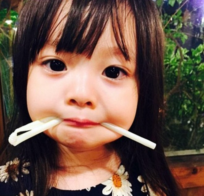 Instagram của nhóc tỳ này hiện thu hút hơn 272.000 người theo dõi. Thực tế, Jae Eun chưa từng tham gia show truyền hình, cũng không phải người nổi tiếng. Mẹ bé chỉ đơn giản đăng những tấm hình con gái lên mạng. Bé gái 3 tuổi trở thành hiện tượng mạng