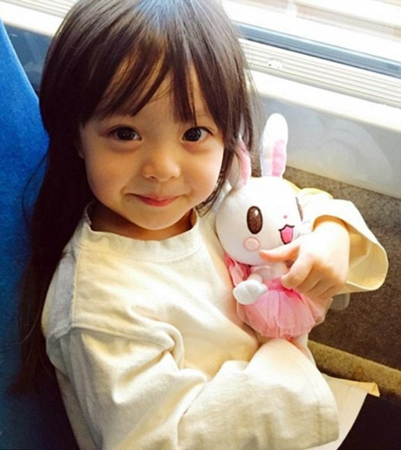 Theo Daily Mail, bé Jae Eun sắp bước sang tuổi thứ 4 vào ngày 11/11 tới. Vẻ ngoài xinh xắn của em được thừa hưởng từ người bố Hàn Quốc và mẹ Nhật Bản. Jae Eun khiến dân mạng yêu mến nhờ đôi mắt to sáng, hai gò má mũm mĩm và nụ cười dễ thương. Bé gái 3 tuổi trở thành hiện tượng mạng