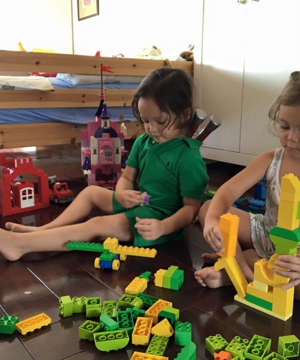 Mỗi người say sưa với một món đồ chơi