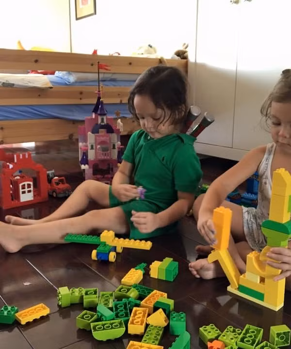 Mỗi người say sưa với một món đồ chơi