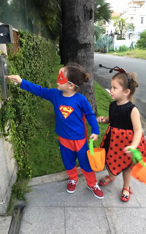 Đi bấm chuông từng nhà để... xin kẹo