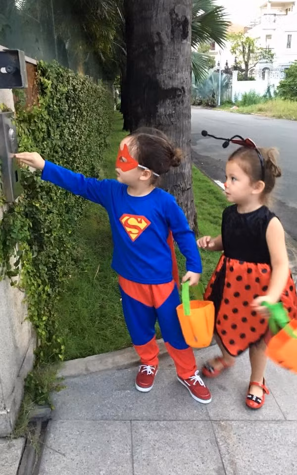 Đi bấm chuông từng nhà để... xin kẹo