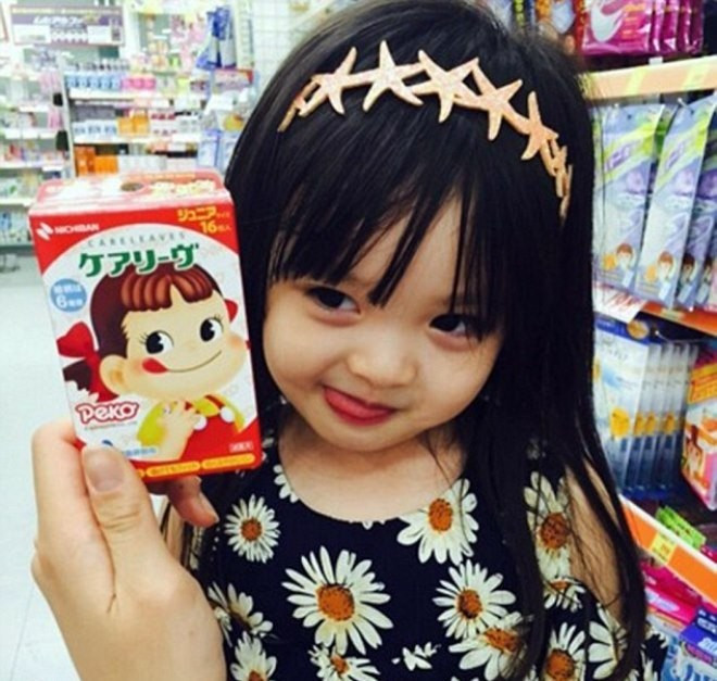 Mỗi điệu bộ của bé hiện đều khiến dân mạng thích thú. Bé gái 3 tuổi trở thành hiện tượng mạng