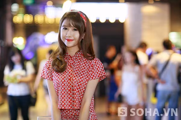  Ở cả cuộc sống đời thường hay đi sự kiện, Quỳnh Anh Shyn không quên tô son, điểm phấn để gương mặt được nổi bật, thu hút hơn. 