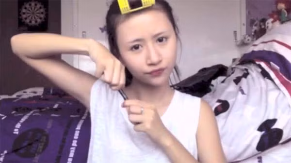  Có những clip, Quỳnh Anh Shyn gây ấn tượng bởi sự dễ thương, nhí nhảnh khi loại bỏ lớp phấn trang điểm. 
