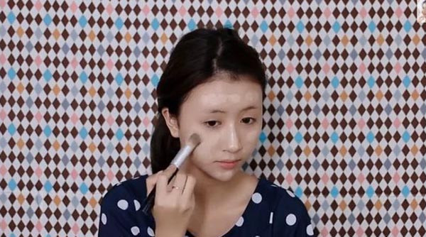 Mặt mộc của hot girl bị “tố” kênh kiệu, hỗn láo ảnh 7 Tuy nhiên, với sở thích thực hiện clip dạy trang điểm, Quỳnh Anh Shyn không ngại khoe mặt mộc trong những khoảnh khắc ngẫu hứng của bản thân.