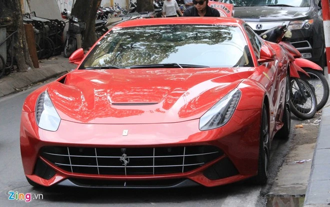 Siêu xe Ferrari F12 Berlinetta đầu tiên lăn bánh ở Hà Nội