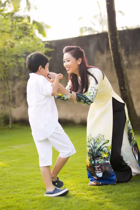 Cuoc song gia dinh dang ghen ty cua A hau Thu Huong - Anh 7