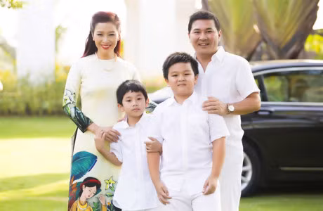 Cuoc song gia dinh dang ghen ty cua A hau Thu Huong - Anh 3