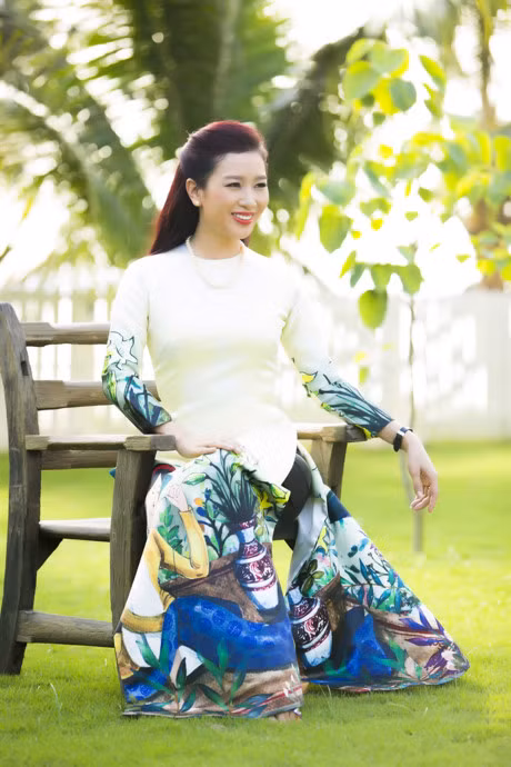 Cuoc song gia dinh dang ghen ty cua A hau Thu Huong - Anh 1
