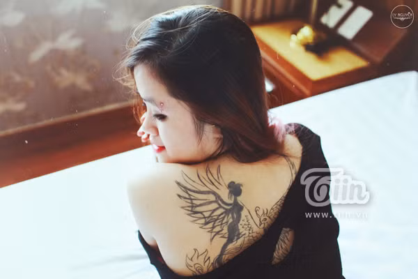 Thiếu nữ 9x và ‘phụ kiện’ 15 hình xăm 11 lỗ khuyên