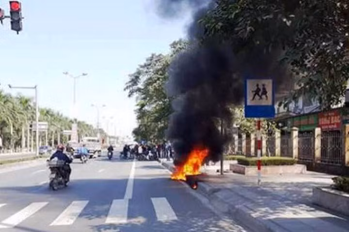 Chiếc xe máy được chính chủ nhân của nó là Nguyễn Văn Hiệp châm lửa đốt sau khi bị CSGT xử phạt.