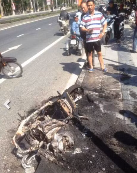 Cham lua dot xe may sau khi bi canh sat giao thong xu phat - Anh 2