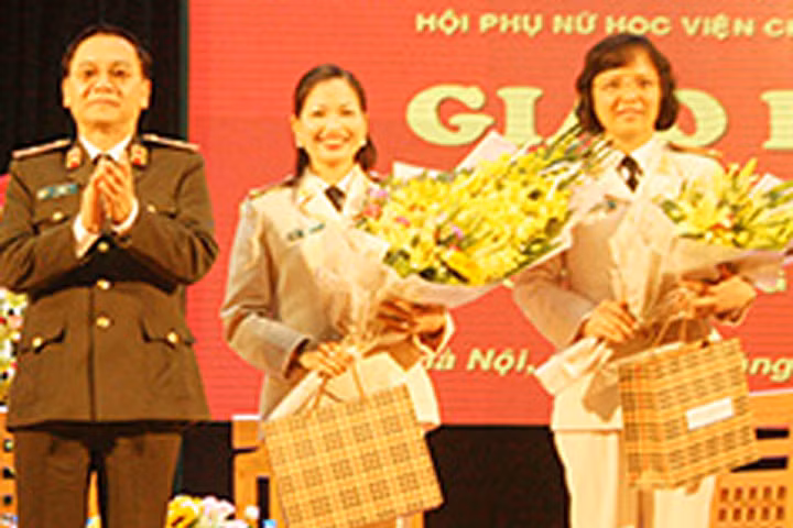 Tiến sĩ Nguyễn Thị Thu Thủy (bìa phải) trong buổi giao lưu những nữ cán bộ, giảng viên tiêu biểu, xuất sắc các trường, học viện công an nhân dân.