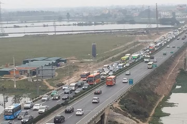 Hàng nghìn xe ô tô ùn tắc trên quốc lộ 1A