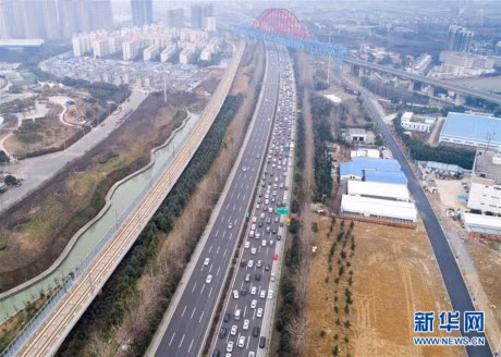 Dan Trung Quoc un un tro ve thanh pho sau Tet - Anh 8