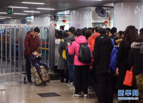 Dan Trung Quoc un un tro ve thanh pho sau Tet - Anh 12