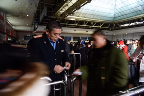 Dan Trung Quoc un un tro ve thanh pho sau Tet - Anh 2