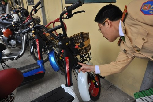Cận cảnh ngày đầu đăng ký biển số cho xe máy điện ảnh 2 Cận cảnh ngày đầu đăng ký biển số cho xe máy điện - ảnh 2