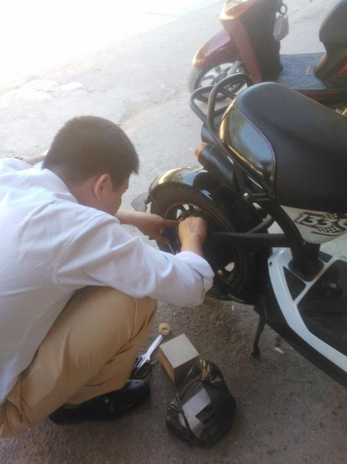 Cận cảnh ngày đầu đăng ký biển số cho xe máy điện ảnh 1 Cận cảnh ngày đầu đăng ký biển số cho xe máy điện - ảnh 1