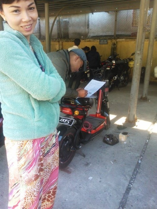 Cận cảnh ngày đầu đăng ký biển số cho xe máy điện ảnh 6 Cận cảnh ngày đầu đăng ký biển số cho xe máy điện - ảnh 6
