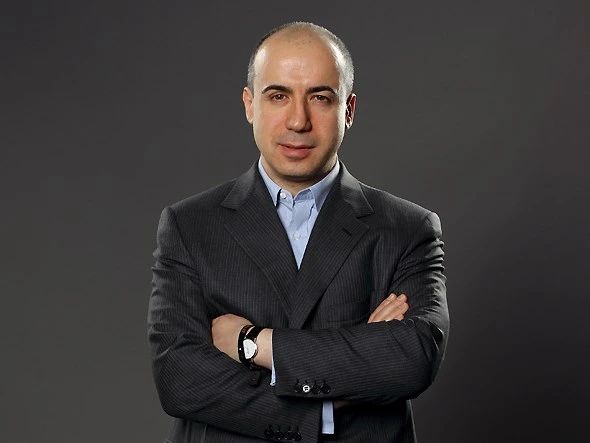 Tỷ phú Yuri Milner đặt 50 chiếc ti vi trong nhà, mặc quần áo giống hệt nhau