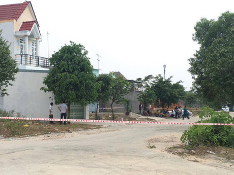 Khám nghiệm tử thi điều tra nghi án chồng sát hại vợ rồi tự sát - Ảnh 3 Kham nghiem tu thi dieu tra nghi an chong sat hai vo roi tu sat - Anh 3