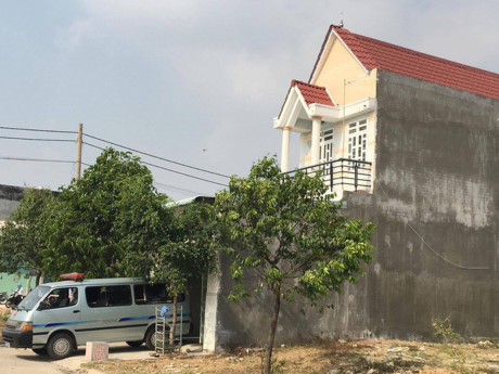 Khám nghiệm tử thi điều tra nghi án chồng sát hại vợ rồi tự sát - Ảnh 2 Kham nghiem tu thi dieu tra nghi an chong sat hai vo roi tu sat - Anh 2