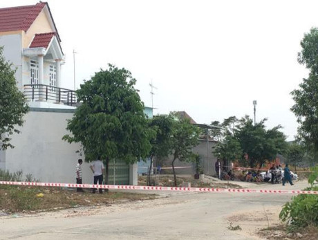Khám nghiệm tử thi điều tra nghi án chồng sát hại vợ rồi tự sát - Ảnh 6 Kham nghiem tu thi dieu tra nghi an chong sat hai vo roi tu sat - Anh 6