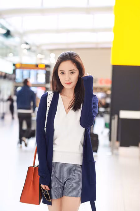 Mat moc van xinh dep nhu hoa, ai bao Duong Mich phau thuat tham my? - Anh 8