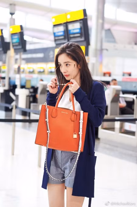 Mat moc van xinh dep nhu hoa, ai bao Duong Mich phau thuat tham my? - Anh 2