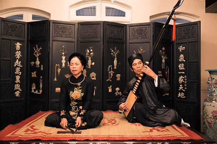 Ca nương Bạch Vân biểu diễn ca trù. Ảnh: ongbachau.vn