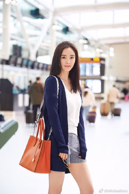 Mat moc van xinh dep nhu hoa, ai bao Duong Mich phau thuat tham my? - Anh 1