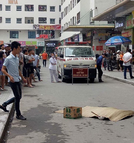 Hà Nội: Cô gái trẻ rơi từ chung cư Linh Đàm xuống đất tử vong - Ảnh 2 Ha Noi: Co gai tre roi tu chung cu Linh Dam xuong dat tu vong - Anh 2