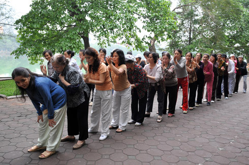 Dân số Việt Nam đang già đi. Đây là một trong số những nguyên nhân Bộ Lao động Thương binh và Xã hội đề xuất tăng tuổi nghỉ hưu. dan-so-9038-1381327713.jpg