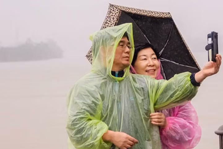 Khách tây "đội mưa, lội nước" khám phá cố đô Huế