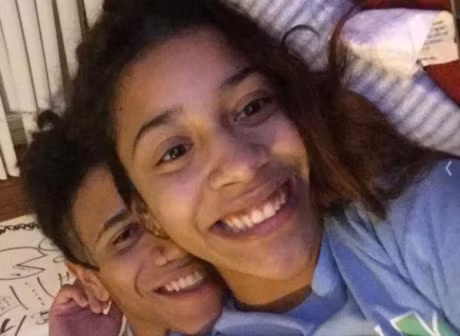 Cap doi My khien cong dong mang phat lu vi ve ngoai qua giong nhau - Anh 3