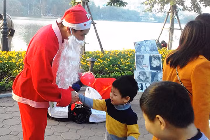"Ông già Noel" đổi rác lấy quà ở phố đi bộ Hồ Gươm