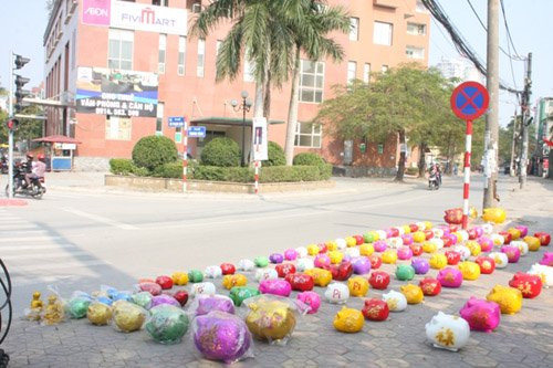 Đầu năm, dắt trẻ đi mua heo đất về... “nuôi“