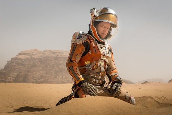 The Martian (2015): Trong tác phẩm khoa học viễn tưởng mới nhất của đạo diễn Ridley Scott, phi hành gia Mark Watney (Matt Damon) một mình kẹt lại tại sao Hỏa do các đồng đội cho rằng anh đã hy sinh sau một trận bão. Nhân vật phải vận dụng mọi kiến thức khoa học để tìm cách duy trì sự sống, nuôi hy vọng mong manh được NASA giải cứu. Dù rơi vào thế hiểm nghèo, Mark Watney luôn tỏ ra lạc quan, không bao giờ chịu khuất phục số phận và là hiện thân cho sức sống mãnh liệt của loài người. 10 phim hay về nghị lực sống khi con người cô độc