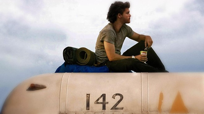 Into the Wild (2007): Trong lần hiếm hoi ngồi trên ghế đạo diễn, tài tử Sean Penn thêm một lần nữa cho thấy mình là con người tài năng. Bằng việc kể câu chuyện về thanh niên mất niềm tin vào cuộc sống hiện tại và muốn tự mình khám phá thiên nhiên, Into the Wild phản ánh một thực trạng không lấy gì làm vui vẻ trong xã hội nước Mỹ. Đó là khi con người bị chi phối quá nhiều bởi đồng tiền, vật chất và những định kiến. 10 phim hay về nghị lực sống khi con người cô độc