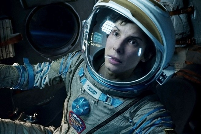 Gravity (2013): Siêu phẩm khoa học viễn tưởng chỉ có hai nhân vật xuất hiện trên màn ảnh. Họ phải tìm cách bảo toàn sinh mạng giữa chốn không gian vô định. Tới giữa phim, nữ phi hành gia Ryan Stone (Sandra Bullock) trở nên hoàn toàn cô độc, phải tự mình tìm cách trở về Trái đất. Gravity không chỉ mang đến câu chuyện hấp dẫn về đề tài sinh tồn, mà còn là một cú hit trong công nghệ làm phim. Tác phẩm có bảy lần được xướng tên chiến thắng tại Oscar 2014. 10 phim hay về nghị lực sống khi con người cô độc