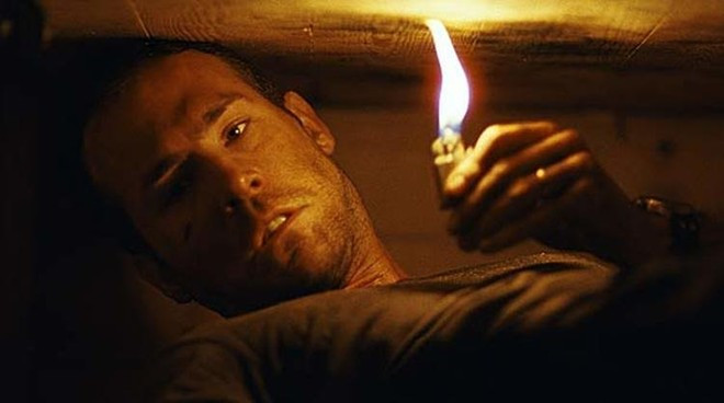 Buried (2010): Tài xế xe tải Paul Conroy (Ryan Reynolds) tỉnh dậy thì phát hiện ra mình đang nằm sâu dưới lòng đất. Anh chỉ có chiếc bật lửa, một chiếc điện thoại di động và thời gian sống tính bằng phút khi khí ôxy cứ dần cạn kiệt. Khán giả sẽ cùng Paul đặt ra câu hỏi về ý nghĩa cuộc sống bản thân, cách mình kết nối với thế giới hàng ngày ra sao. 90 phút của Buried là khoảng thời gian khiến người xem nghẹt thở cùng với số phận của nhân vật. 10 phim hay về nghị lực sống khi con người cô độc