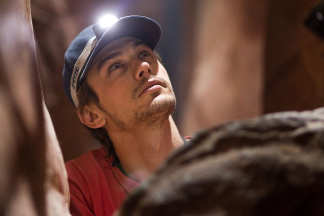 127 Hours (2010): Bộ phim của đạo diễn Danny Boyle được xây dựng từ sự kiện có thật xảy ra năm 2003, khi một chàng trai đam mê thám hiểm có tên Aron Ralston bị mắc kẹt trong vách núi suốt năm ngày trời. Cuối cùng, anh quyết định tự mình chặt đi một cánh tay để thoát ra ngoài. Thường đảm nhận vai hài hước, ít ai ngờ rằng James Franco lại hóa thân xuất sắc thành Aron Ralston, giành lấy cho cá nhân đề cử Oscar Nam diễn viên chính xuất sắc năm đó. 10 phim hay về nghị lực sống khi con người cô độc