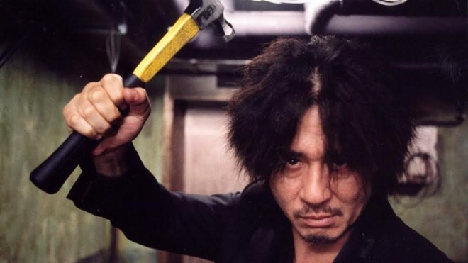 Oldboy (2003):Oh Dae Su, nhân viên văn phòng quèn bỗng nhiên bị bắt cóc và giam giữ trong một nhà tù bí mật suốt 15 năm trời. Sau khi bất ngờ được thả ra, ông chỉ có mục tiêu duy nhất: truy tìm tung tích kẻ đã hãm hại mình để phục thù. Oldboy không chỉ gây chú ý ở Hàn Quốc mà còn được các giới phê bình phương Tây ca ngợi bởi tính bạo lực cũng như cách lột trần thế giới nội tâm phức tạp của con người thông qua việc trả thù. 10 phim hay về nghị lực sống khi con người cô độc