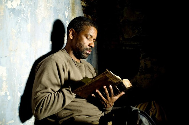 The Book of Eli (2010):Eli (Denzel Washington) là người đàn ông cô độc, chu du qua nhiều vùng đất để bảo vệ cuốn sách có khả năng cứu rỗi thế giới loài người. Lúc này, thế giới là chốn hỗn mang, tăm tối do chiến tranh tàn phá. Con người đói khổ và giết hại lẫn nhau vì miếng cơm, manh áo. 10 phim hay về nghị lực sống khi con người cô độc