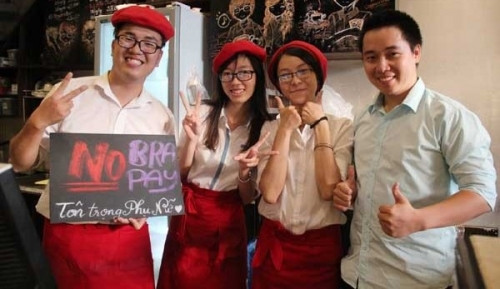 Anh Tùng ngoài cùng bên phải là người khởi xướng chương trình "No bra, no pay"