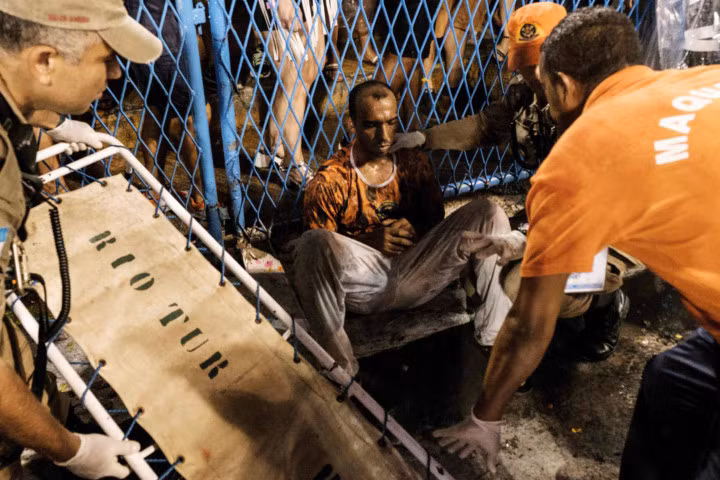 Một người bị thương sau sự cố. Ảnh: AFP