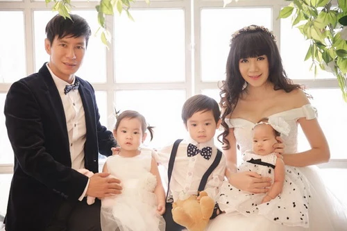 Vợ chồng ca sĩ Lý Hải cùng với ba "cục cưng" đáng yêu.