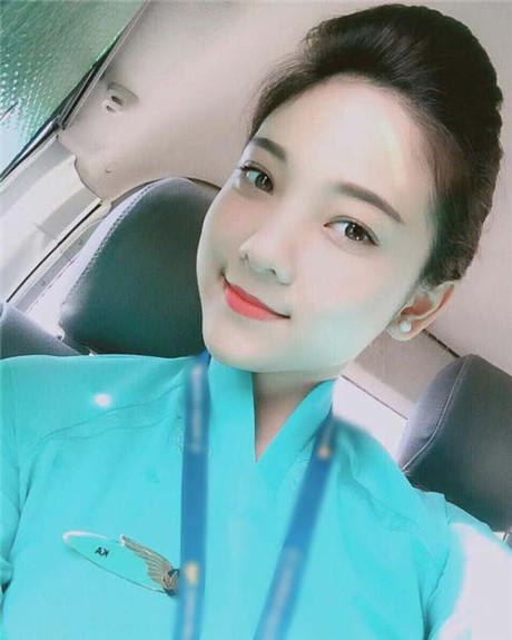 Chỉ là tiếp viên hàng không thôi mà, có cần phải xinh thế này không? - Ảnh 3 Chi la tiep vien hang khong thoi ma, co can phai xinh the nay khong? - Anh 3